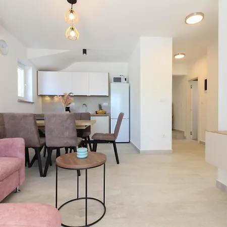 Nyaraló Mit Privatpool Fuer 6 Personen Ca 125 Qm In Peroj, Istrien Istrische Riviera
