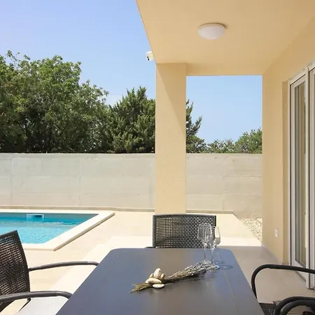 Nyaraló Mit Privatpool Fuer 6 Personen Ca 125 Qm In Peroj, Istrien Istrische Riviera Peroj