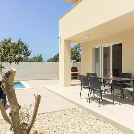 Nyaraló Mit Privatpool Fuer 6 Personen Ca 125 Qm In Peroj, Istrien Istrische Riviera Peroj